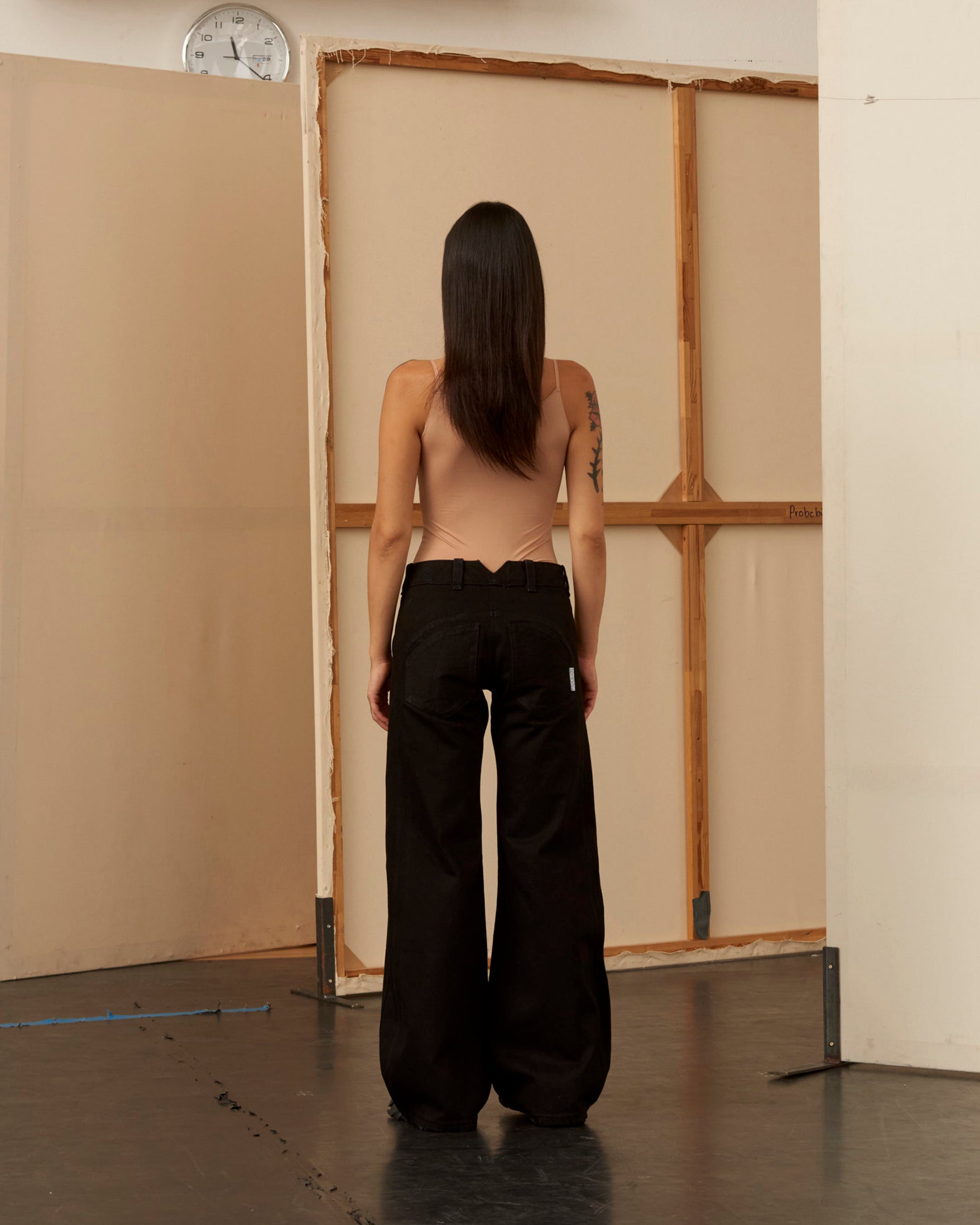 LOW-WAIST BLACK JEANS