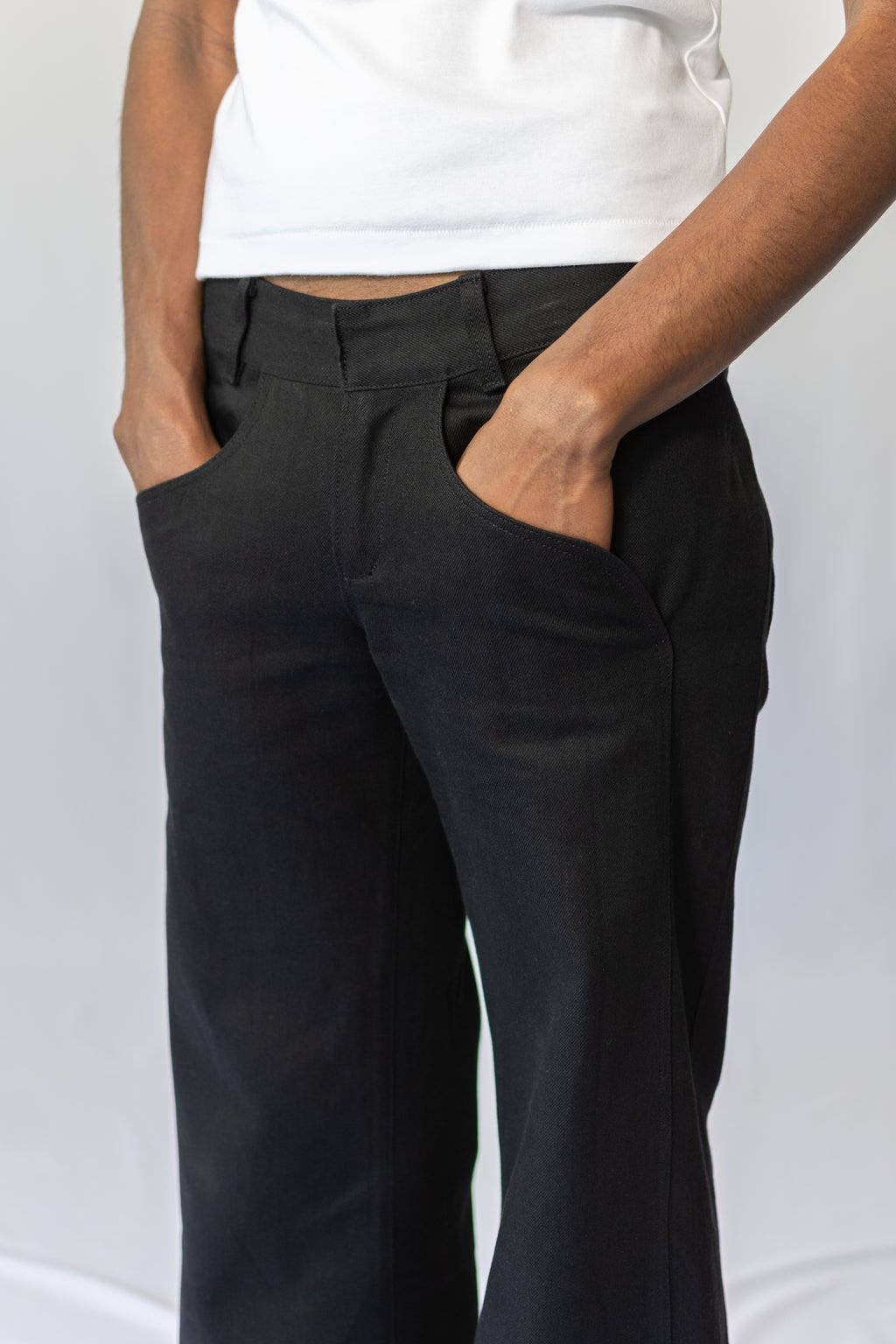 LOW-WAIST BLACK JEANS