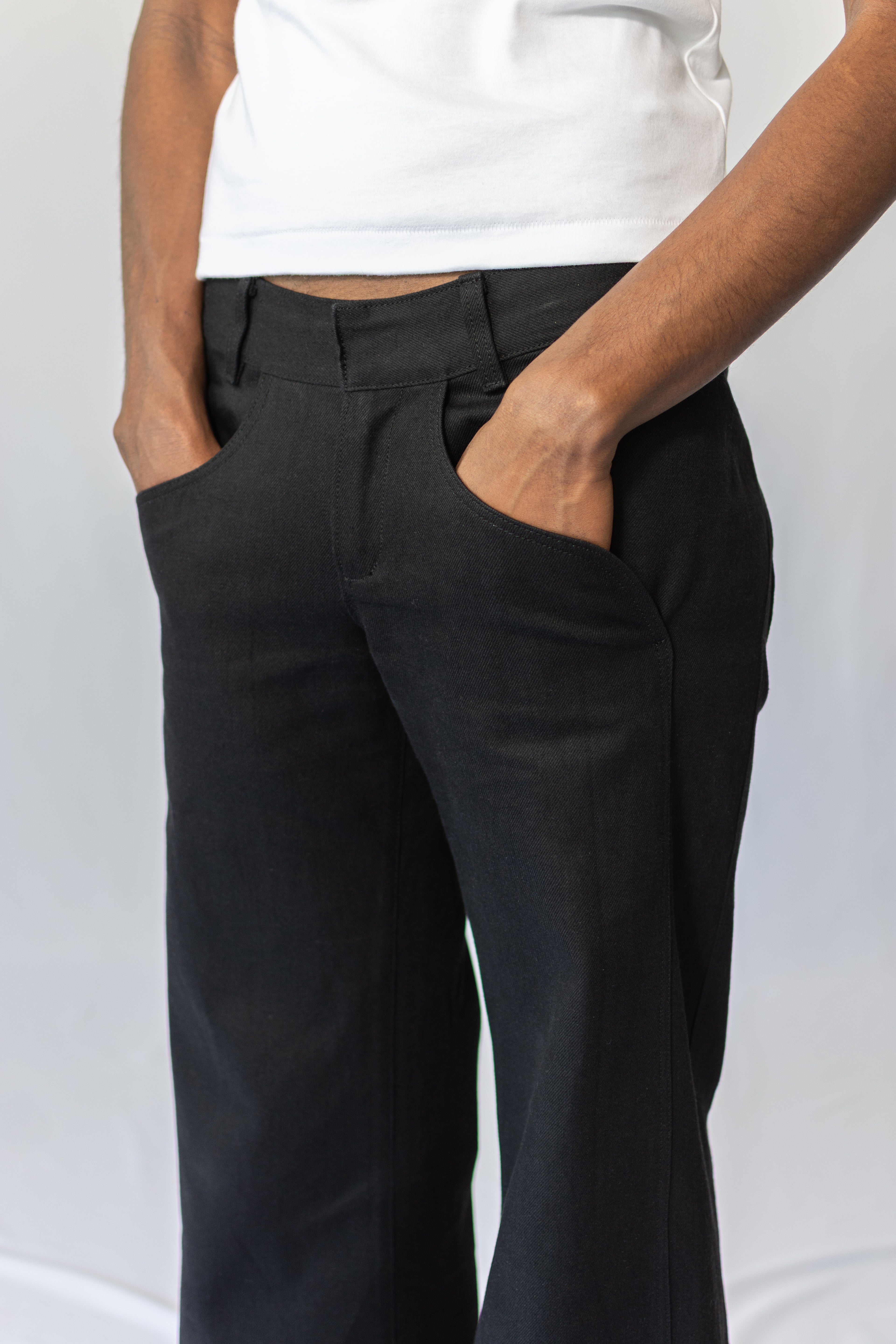 LOW-WAIST BLACK JEANS