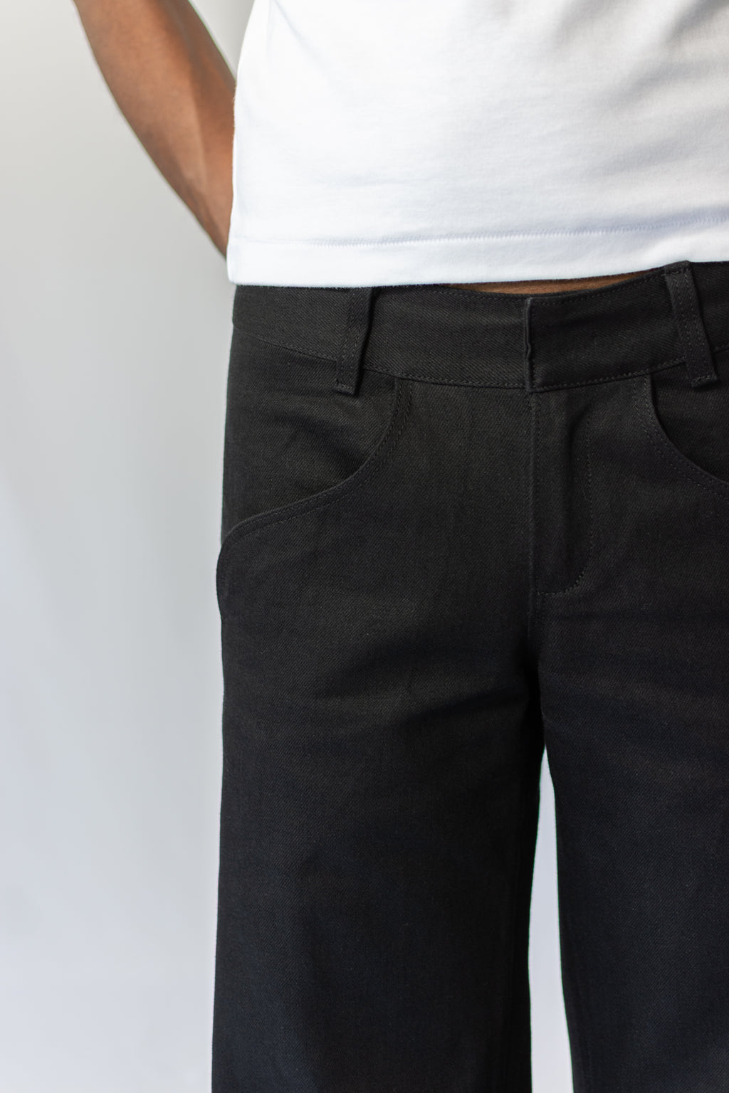 LOW-WAIST BLACK JEANS