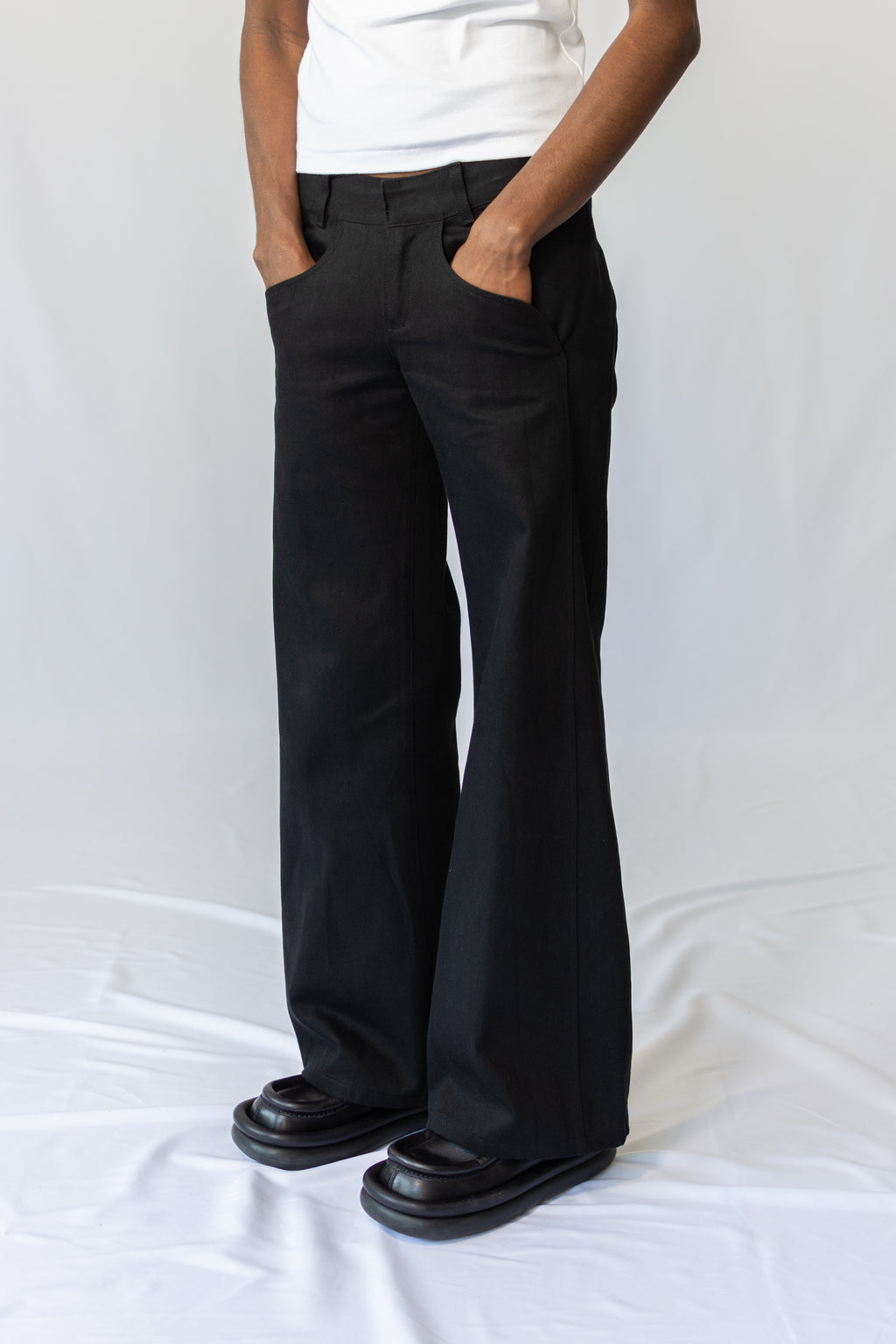LOW-WAIST BLACK JEANS