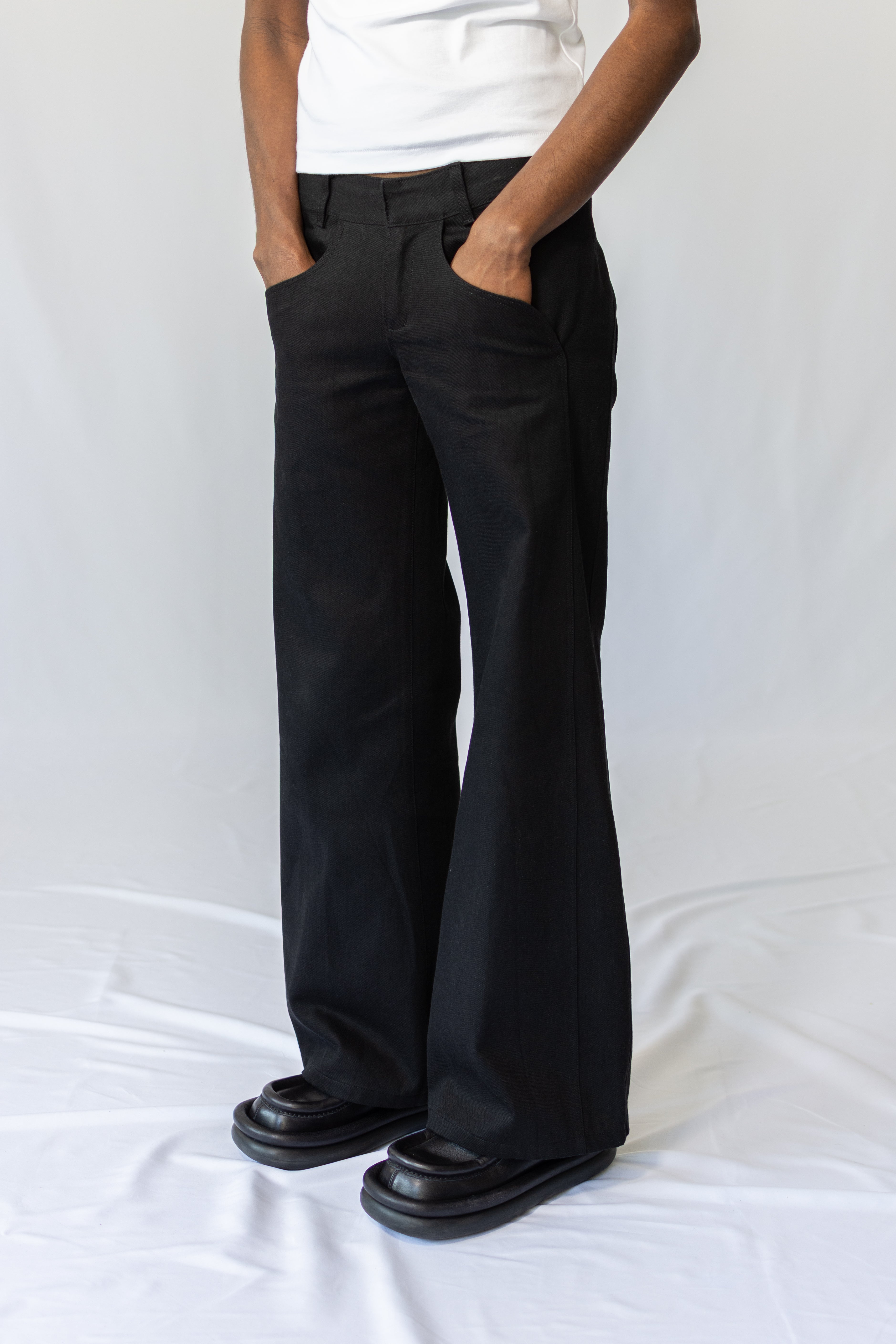 LOW-WAIST BLACK JEANS
